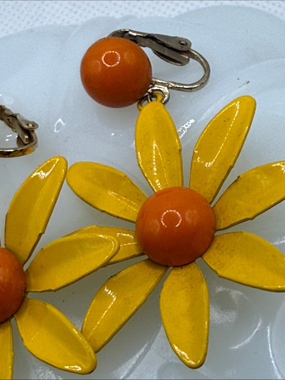 Incredible Yellow & Orange enamel dangle retro MCM Floral Drop Clip-On Earrings - Picture 4 of 9